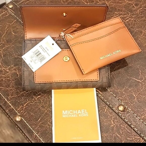 Michael Kors Jet Set Medium 2-In-1 Wallet - Picture 5 of 12
